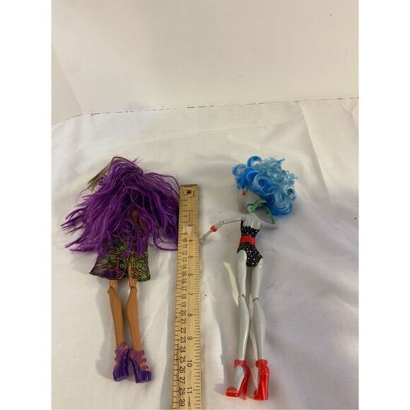 2 Monster high dolls Clawdeen Wolf and Skull Shore Ghoulia both missing a hand - Picture 3 of 3